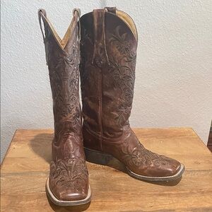 CAVENDER’S WOMEN’S VINTAGE BROWN WITH BROWN EMBROIDERY SQUARE TOE COWBOY BOOTS